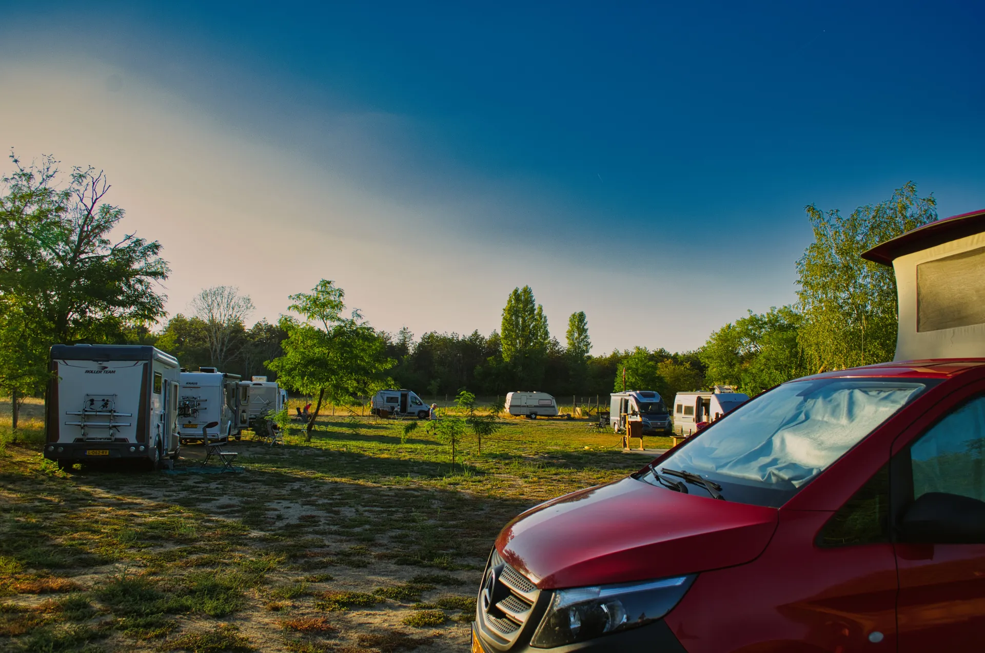 Overzicht met campers bij zonsondergang